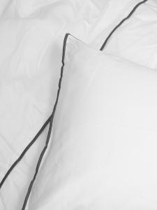 Satin Påslakanset Alexandria Vit/Grå 150x210cm Kosta Linnewäfveri