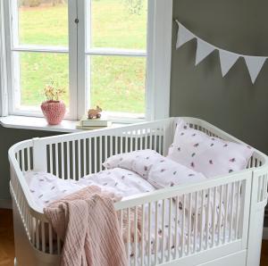 Påslakanset Spjälsäng Borganäs of Sweden Jordgubbsdröm Röd 100x130cm