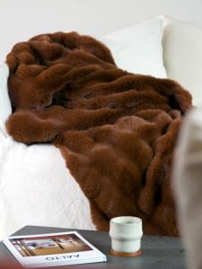 Pläd Fuskpäls Lana Mörkbrun 120x150cm Svanefors