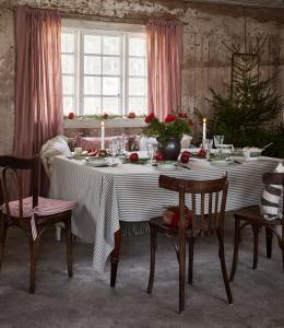 Randig Gardin Redlunds Anna Röd 140x250cm 2-Pack