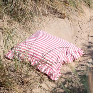 Randigt Kuddfodral Svea Cerise 45x45cm Fondaco