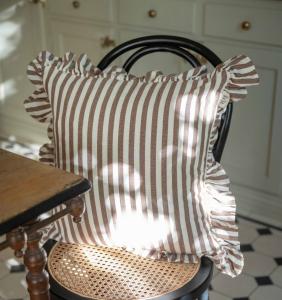 Randigt Kuddfodral Svea Cognac 45x45cm Fondaco