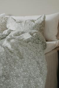 Bäckebölja Påslakanset Blommigt Junis Grön150x210cm Redlunds