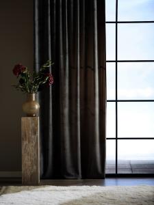 Sammetsgardin Estelle Antracit 2-Pack 135x280cm Svanefors