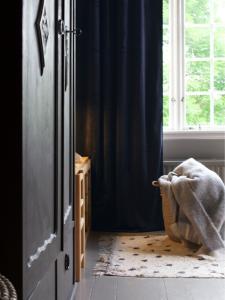 Sammetsgardin Estelle Mörkblå 2-Pack 135x280cm Svanefors