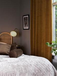 Sammetsgardin Estelle Ockra 2-Pack 135x280cm Svanefors