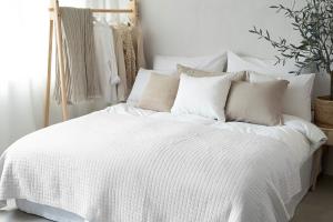 Sängöverkast Dubbelsäng Vit Borganäs of Sweden 250x250cm