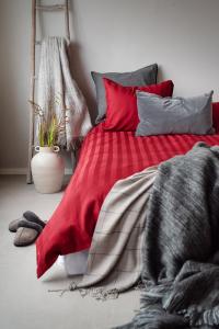 Satin Påslakanset Borganäs of Sweden Röd 150x210cm