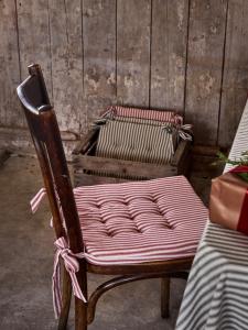 Stolsdyna Randig Anna Röd 41x41cm Redlunds