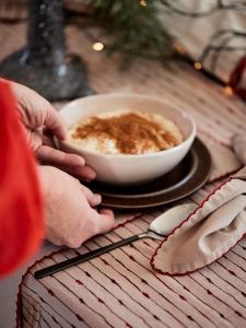 Svanefors Bordsduk Unni Röd 145x280cm