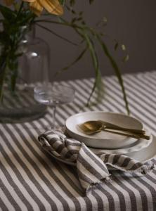 Svanefors Gaby Bordsduk Brun 140x280cm