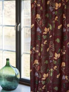 Gardinlängd Vinröd 1-Pack Svanefors José 135x240cm