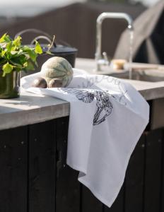 Svanefors Strawberry Kökshandduk Svart/Vit 47x70cm