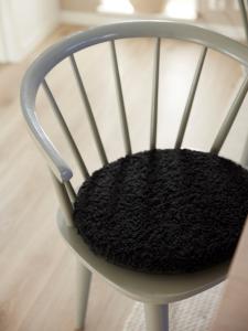 Stolsdyna Fårskinn Teddy Svart 38cm Svanefors