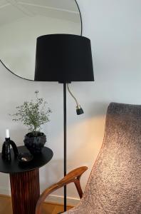 Golvlampa Svart/Mässing Aneta Lighting Eketorp 145cm