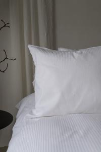 Textilgruppen Randigt Örngott 55x75cm Vit/Vit