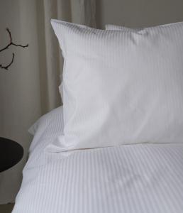 Påslakan Vit Satinrand Smal 150x230cm Textilgruppen