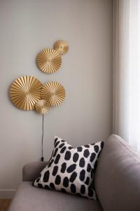 Vägglampa Guld Globen Lighting Omega 70cm