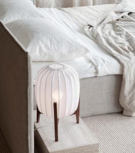 Bordslampa Mörk Ask/Vit Dimbar Watt & Veke Prisma 42cm