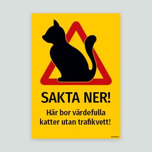 SAKTA NER! Här bor värdefulla katter utan trafikvett! - Kattskylt