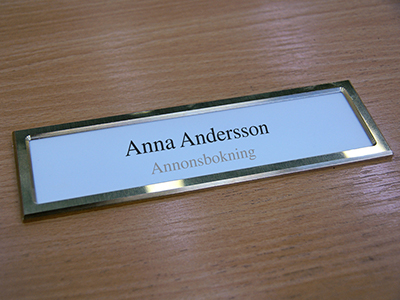 Namnskylt i mässing