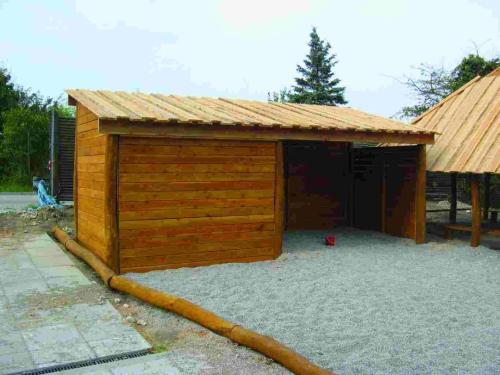 FÖRRÅD MED ÖVERBYGGNAD