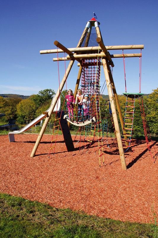 Klättertorn med trossbro och rutschbana