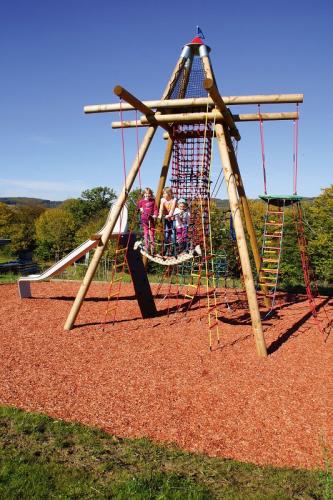 Klättertorn med trossbro och rutschbana