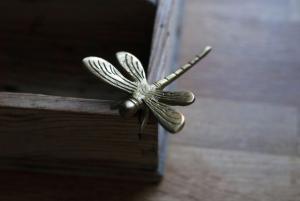 Trädgårdsdekoration trollslända brons ELDgarden