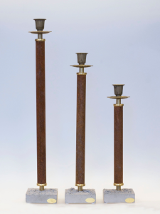 Ljusstake med cementfot Two Faces i olika färger