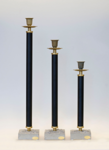 Ljusstake med cementfot Two Faces i olika färger