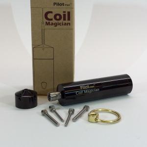 svart cylindrisk verktyg med sin förpackning med text 'Coil Magician'. Förgrunden några verktyg.
