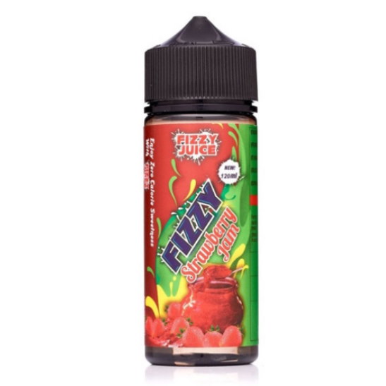 En svart cylindrisk 120ml ejuice flaska med röd och grön etikett med röd och blå text som det står Fizzy juice Fizzy strawberry jam med bilder på jordgubbar och en burk jordgubbssylt i bakgrunden.