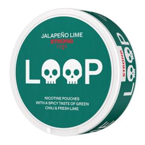 En vit och grön all white snusdosa med vit och röd text där det står Loop jalapeno lime Strong styrka 3 with a taste of spicy green chili and fresh lime.