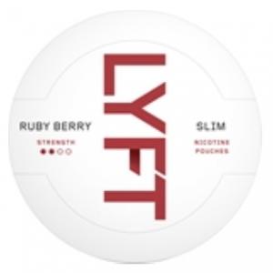 En vit dosa med nicotine pouches slim som heter Ruby Berry. Texten LYFT står i mörkröd text och visar en mederhög nikotinstyrka.