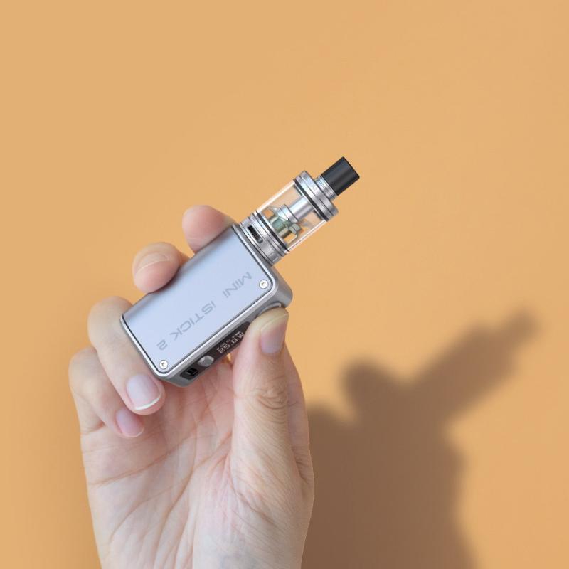 En bild på en hand som håller i en Eleaf mini istick2 för att visa storleken på ecigaretten.