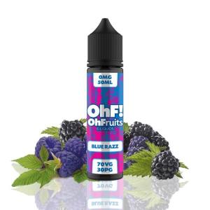 en svart 60ml flaska med en blå och rosa spräcklig skinande etikett med texten OhF! OhFruits  blue razz bakom flaskan ligger det björnbär och blåa hallon