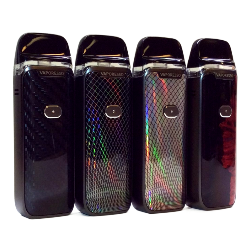 Fyra rektangulära Luxe PM40 podkit med färgerna svart, svart kolfiber, silver och rödsvart med svart munstycke och en silvrig knapp i mitten.