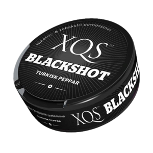 XQS Blackshot - svart snusdosa med tobakfri och nikotinfria portionspåsar med smak av salmiak vilket ger bra känsla under läppen.