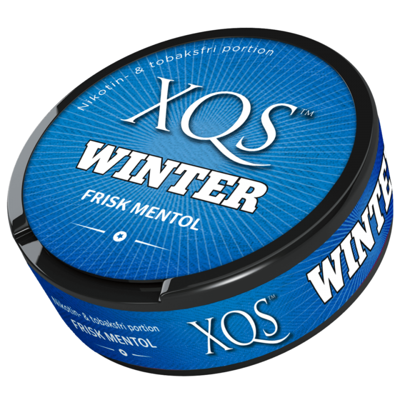 XQS Winter- ett tobak och nikotinfritt portionsnus i blå snusdosa med vit text som beskriver smak av mintig mentol med inslag av eucalyptus.