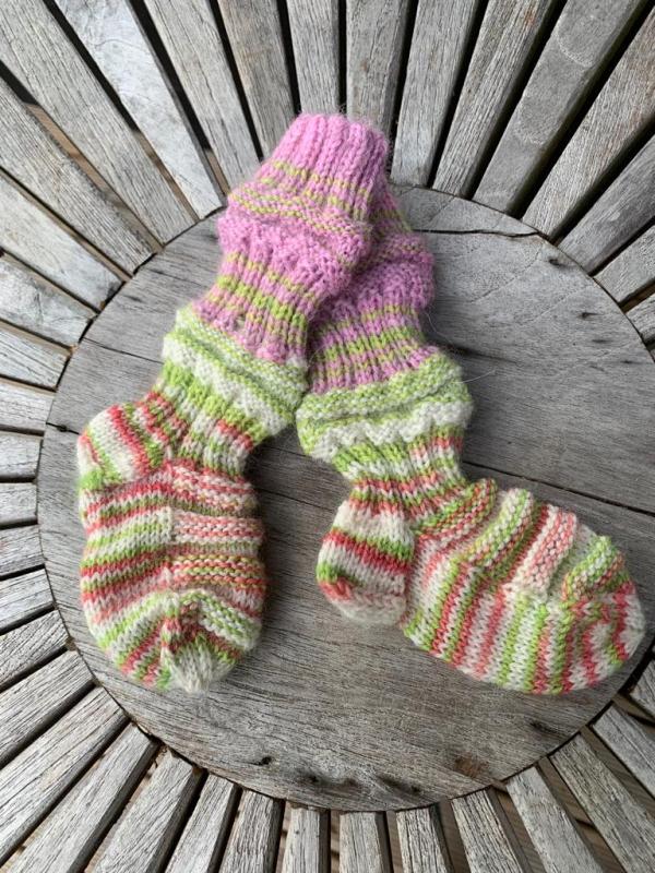 Tågsockor i restgarn, Randiga i vitt, rosa, ljusgrönt med syrenfärgad topping