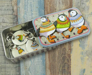 Lunnefåglar i tröjor - ask med stickmarkörer