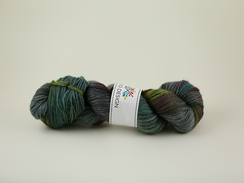 Rainbow in the dark - handfärgat sockgarn 100g