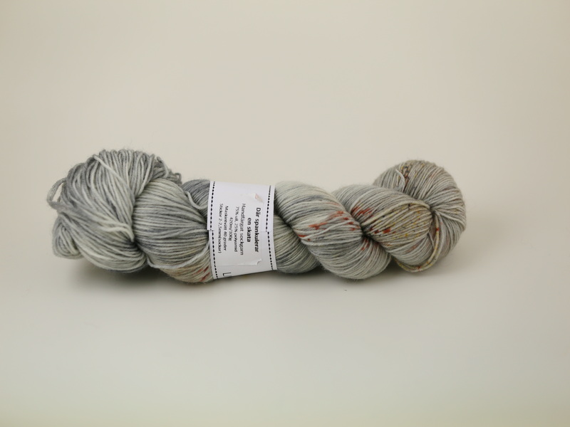 Där spankulerar en skata - handfärgat sockgarn 100g