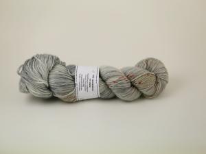 Där spankulerar en skata - handfärgat sockgarn 100g