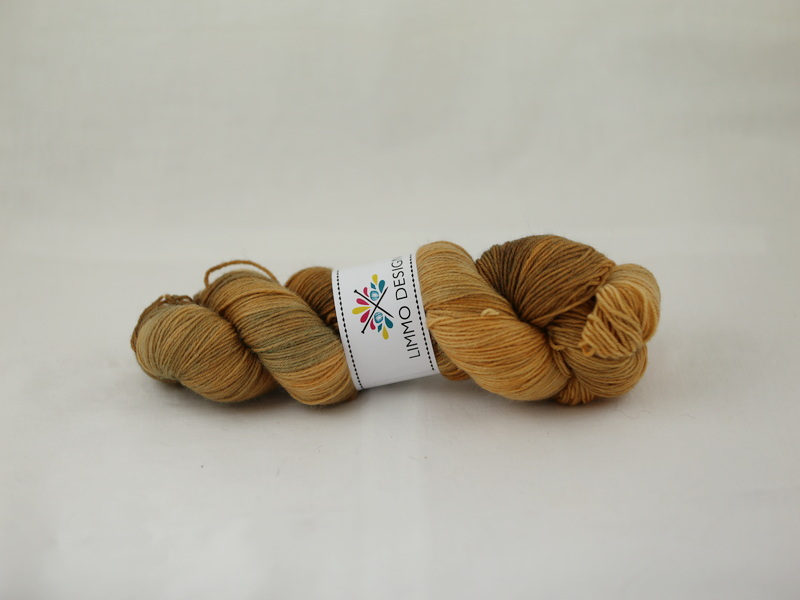 100% brunsås - Handfärgat sockgarn 100g