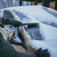 Isskrapa Solid med borste FISKARS