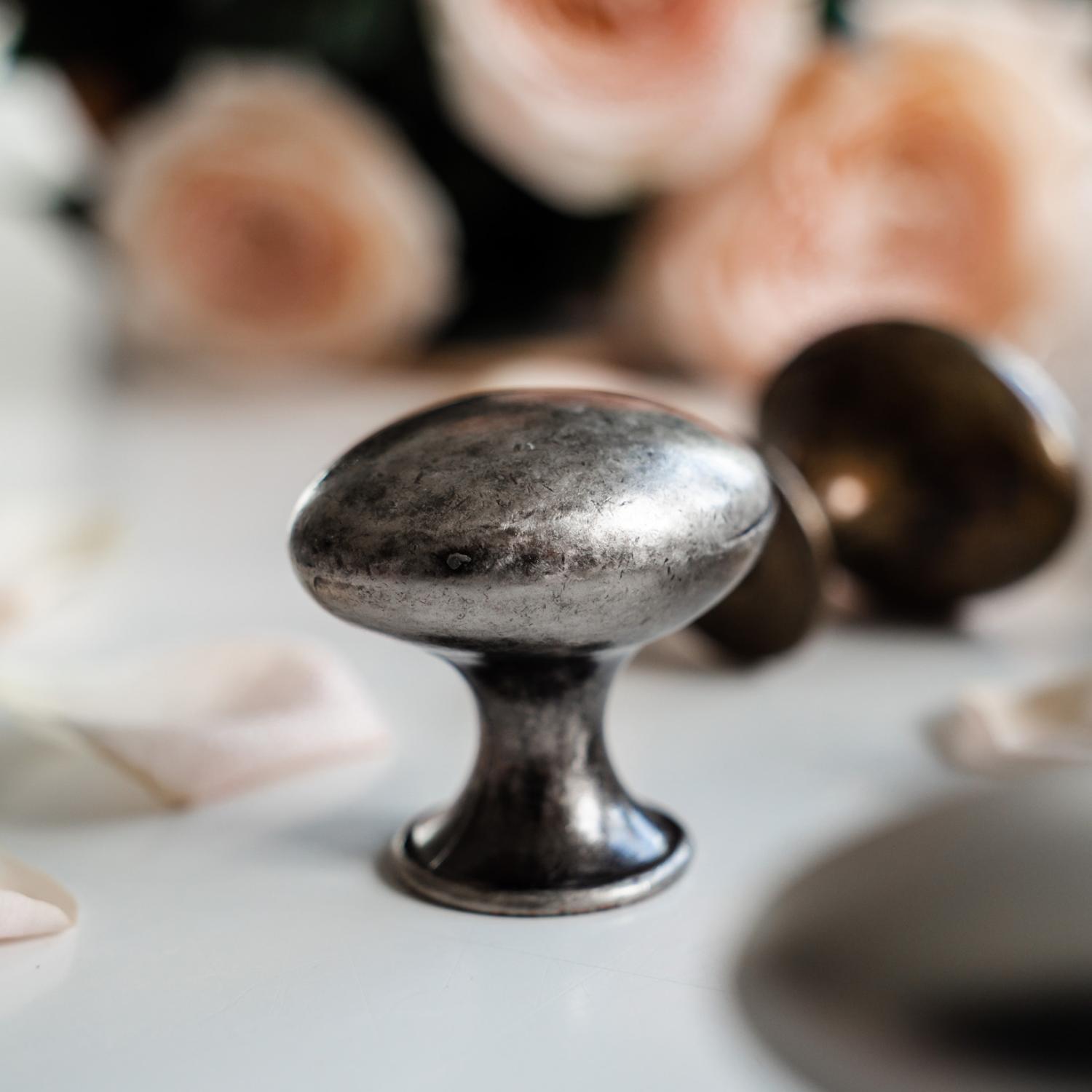 Oval knopp Emtefall i tennoxig  med rosor i orange