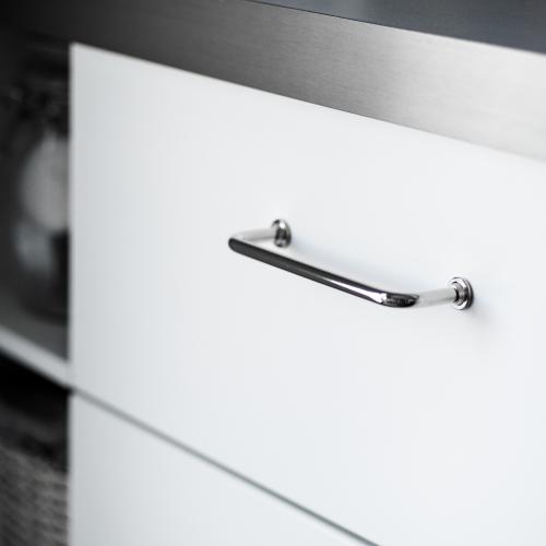 Handtag 1353 i nickel mot vit lucka och grå bänkskiva.