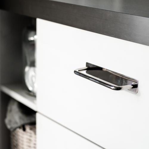 Kökshandtag Ullevi i nickel med täckbricka mot vit lucka och grå bänkskiva